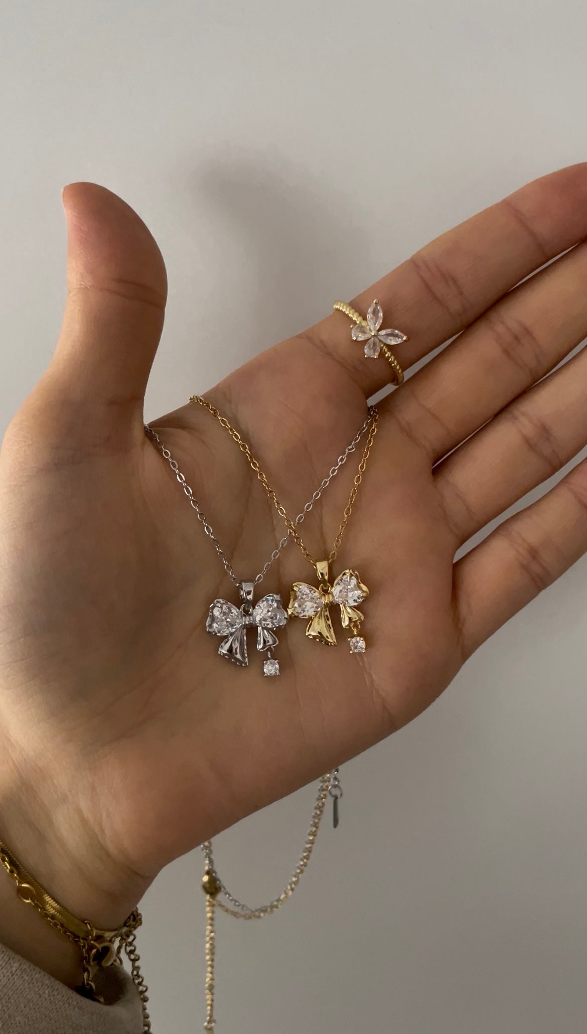Halskette mit Schleifendesign und Diamantstein